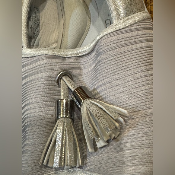 Cute silver/gray slip-on sandals from Bzees, size 9.5 - Picture 8 of 8